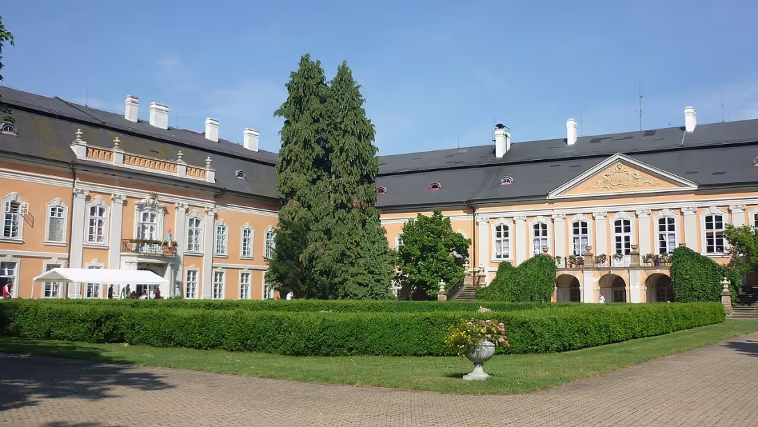 Dnešní pohled – zámek Petrohrad