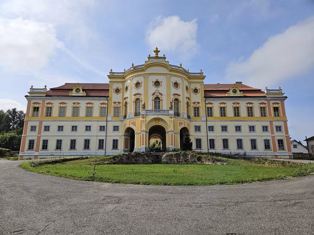 Dnešní pohled – zámek Týnec
