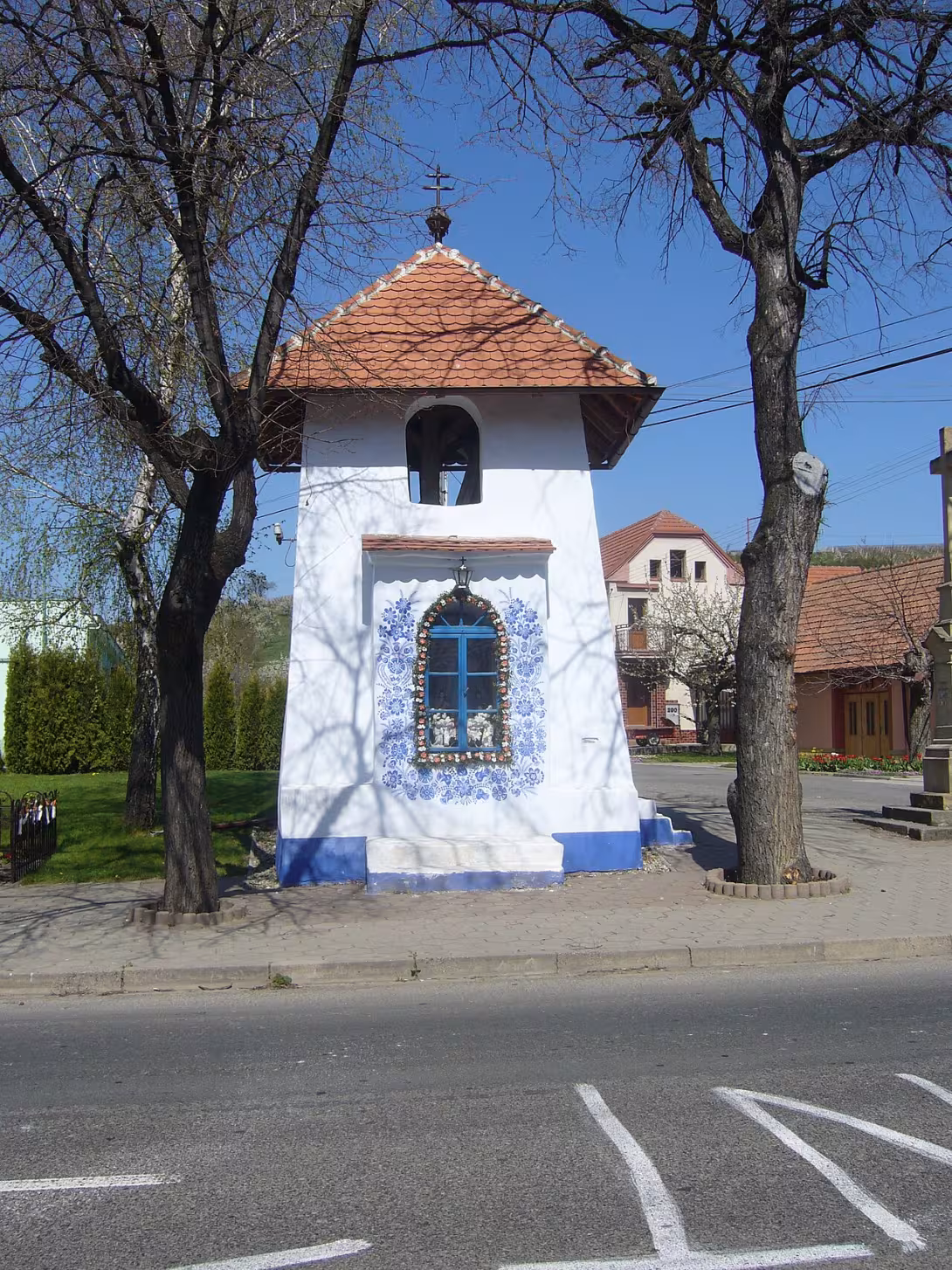 Dnešní pohled – Návesní zvonice v Louce