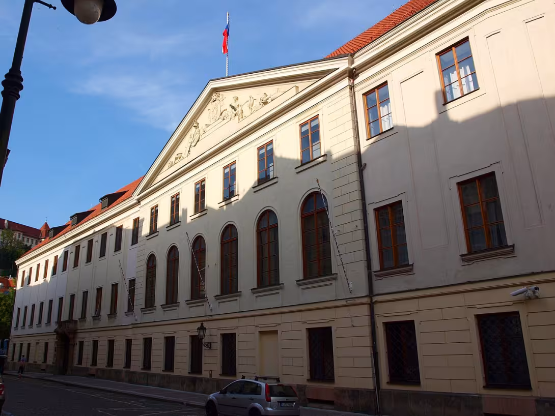 Dnešní pohled – Thunovský palác ve Sněmovní