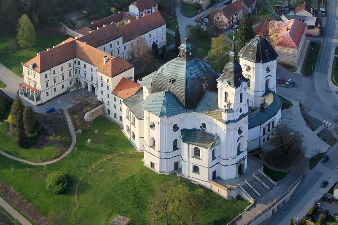 Dnešní pohled – kostel Jména Panny Marie (Křtiny)