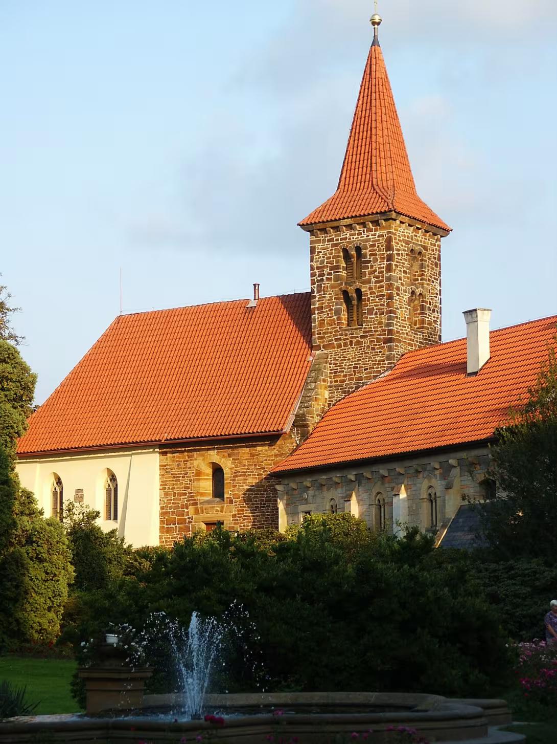 Dnešní pohled – kostel Narození Panny Marie (Průhonice)