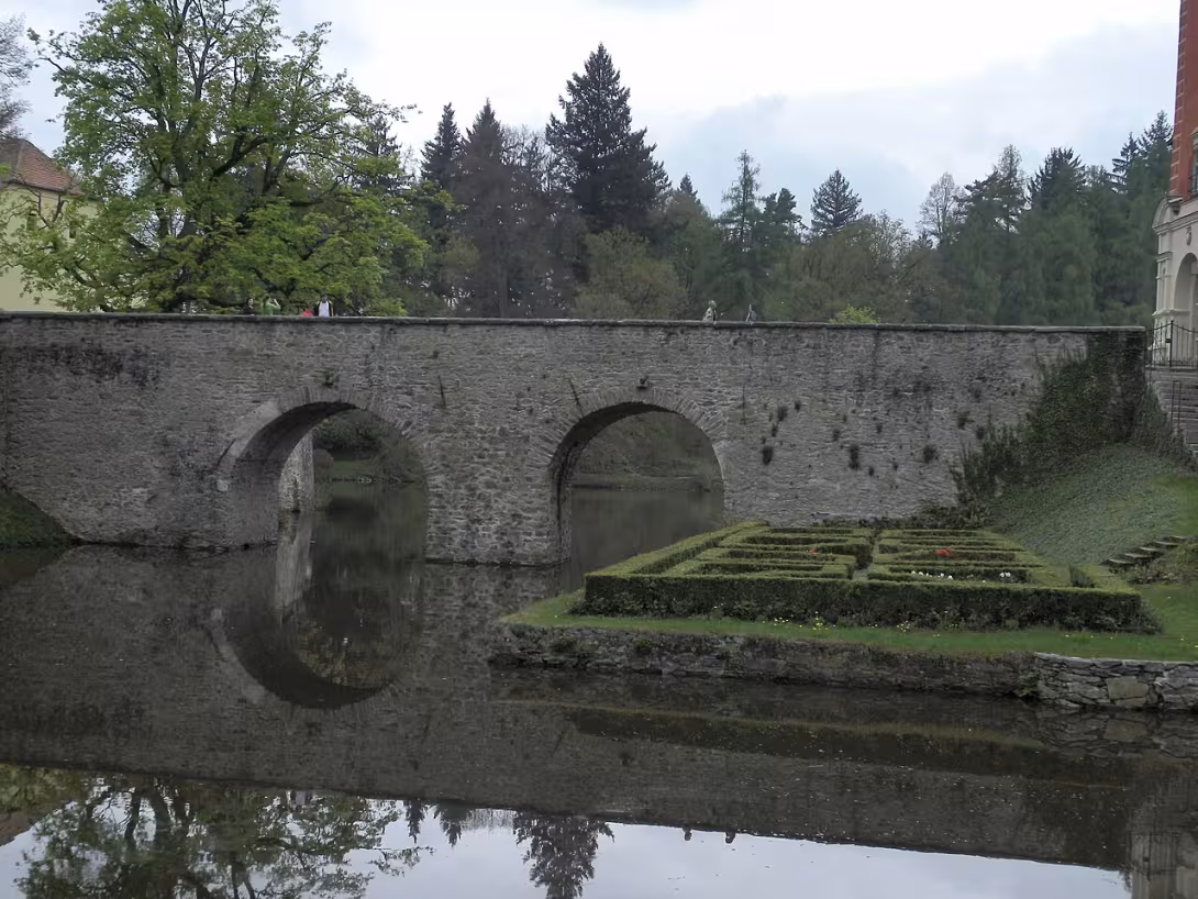 Dnešní pohled – most k zámku Červená Lhota