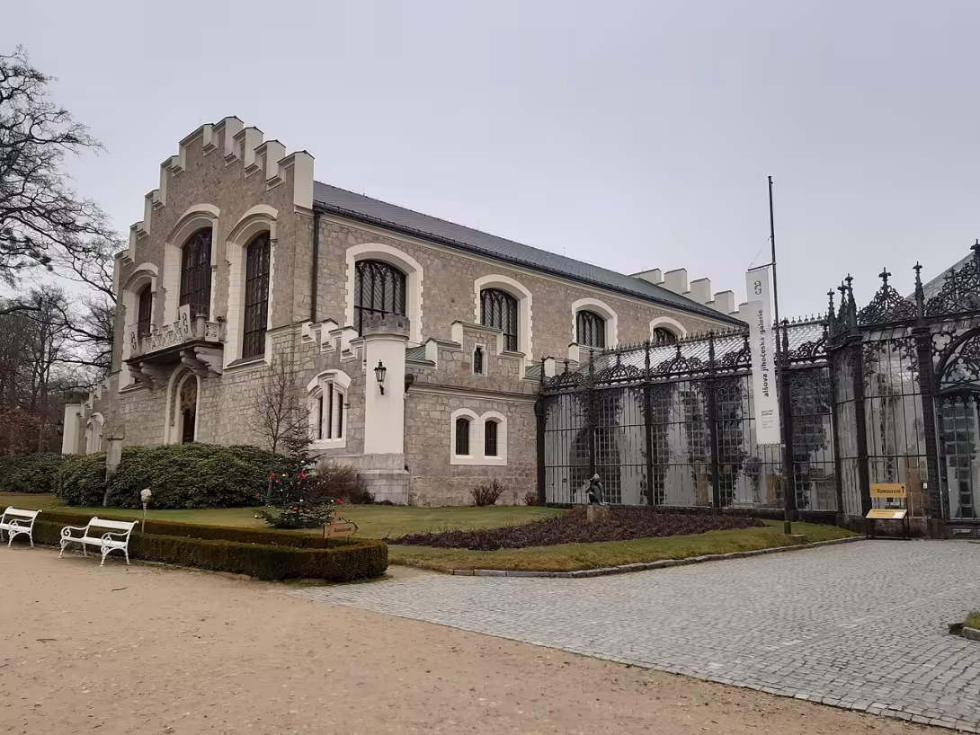 Dnešní pohled – zámecká jízdárna v Hluboké nad Vltavou