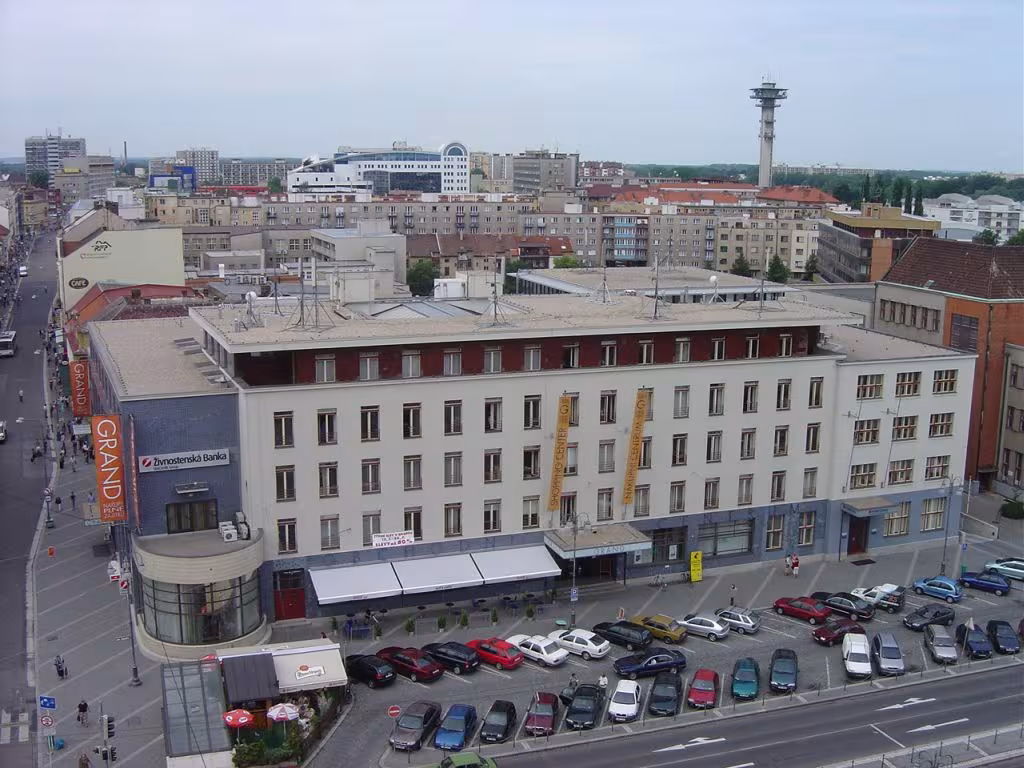 Dnešní pohled – grandhotel a okresní dům v Pardubicích