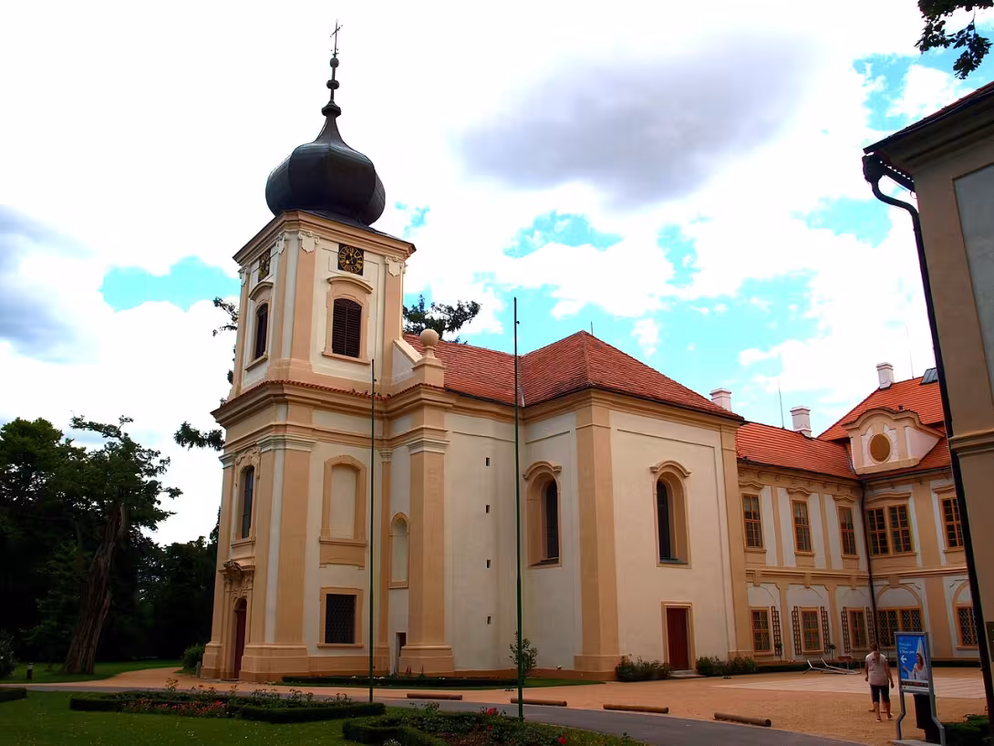 Dnešní pohled – Kostel Nanebevzetí Panny Marie (Loučeň)