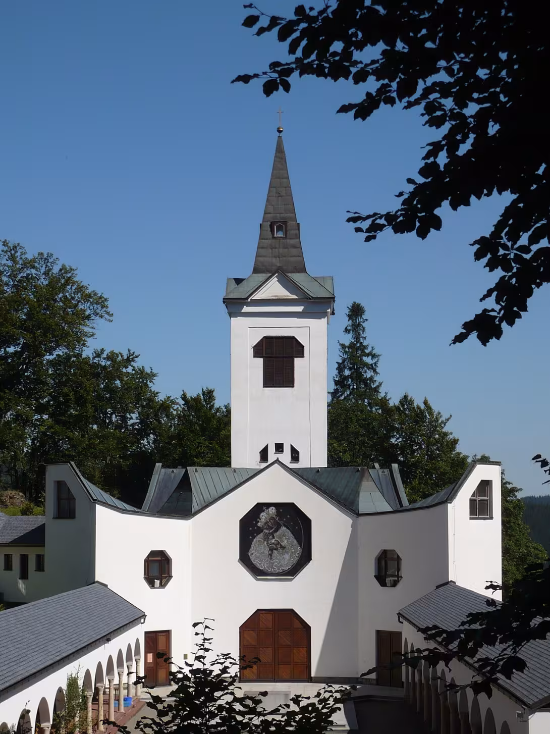 Dnešní pohled – Kostel Panny Marie Pomocné (Zlaté Hory)