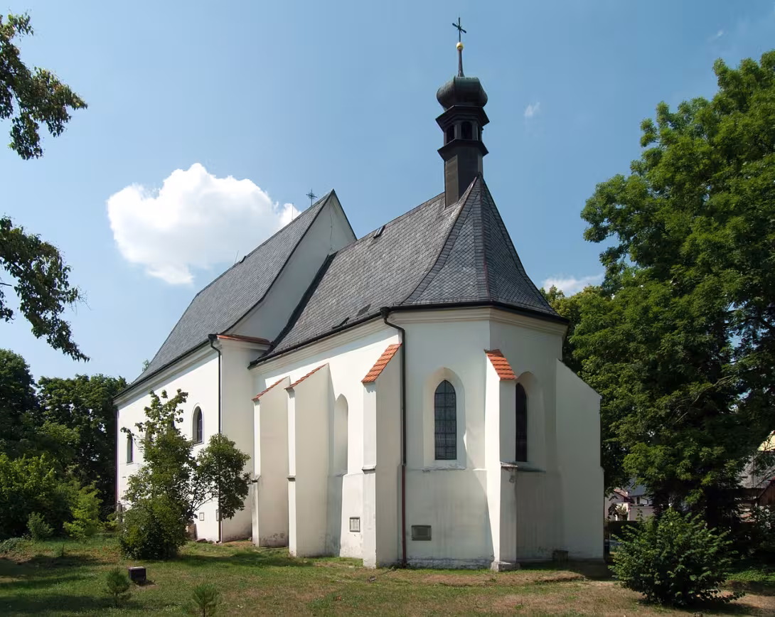 Dnešní pohled – Kostel Povýšení svatého Kříže (Bělá pod Bezdězem)