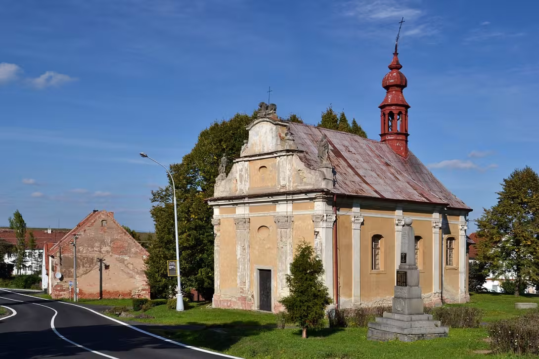 Dnešní pohled – Kostel Povýšení svatého Kříže (Zámek Široké Třebčice)