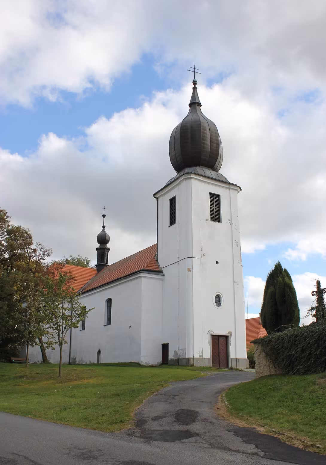 Dnešní pohled – Kostel Povýšení svatého Kříže s farou a kaplankou