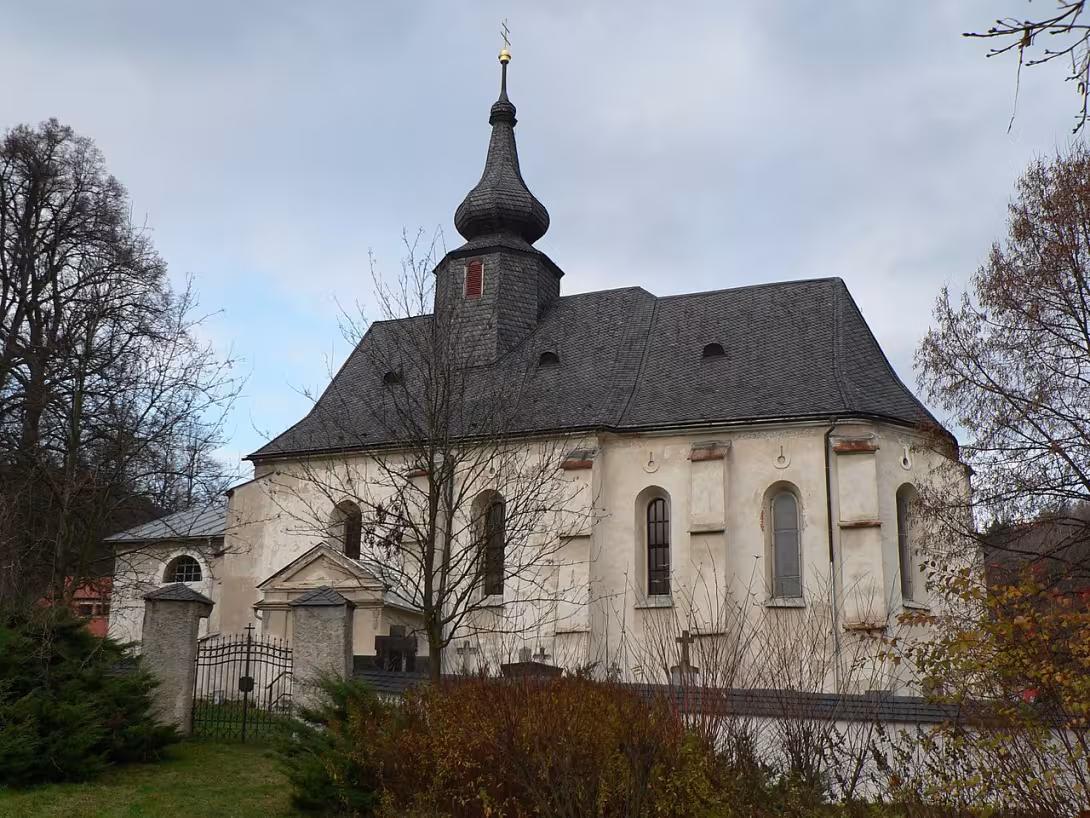 Dnešní pohled – Kostel Všech svatých (Bratrušov)
