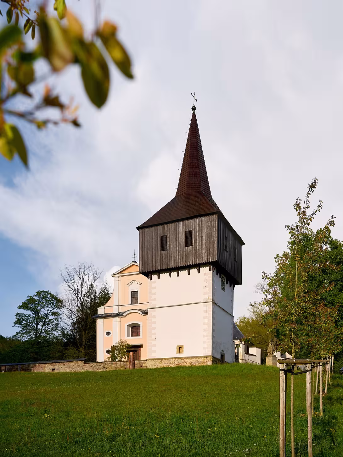 Dnešní pohled – Kostel Všech svatých (Hronov)