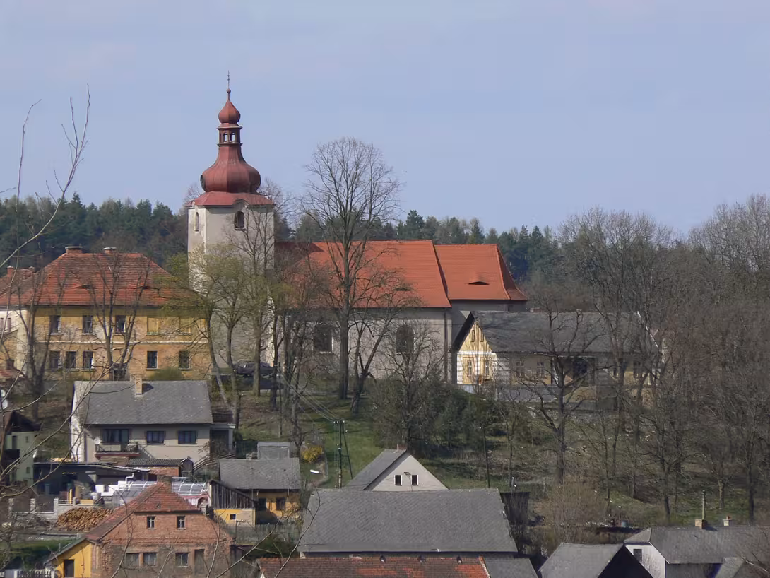 Dnešní pohled – Kostel Všech svatých se zříceninou kostela svaté Markéty