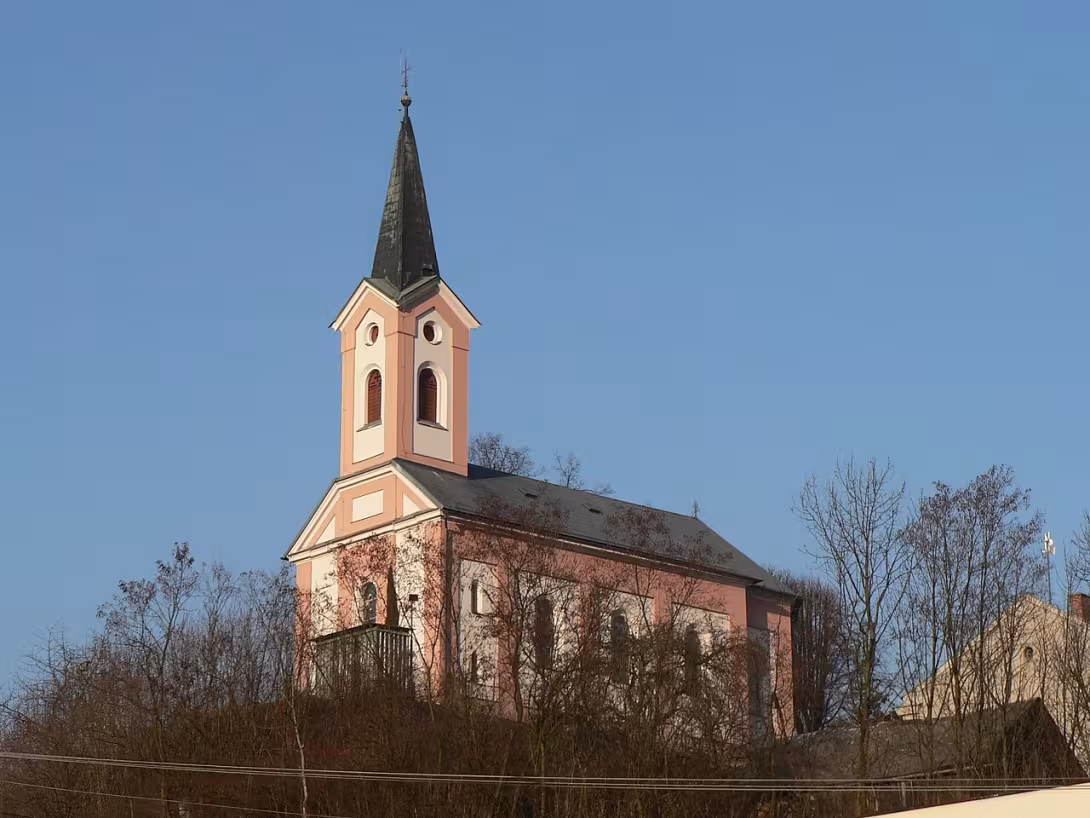 Dnešní pohled – Kostel svaté Anny (Hoštejn)