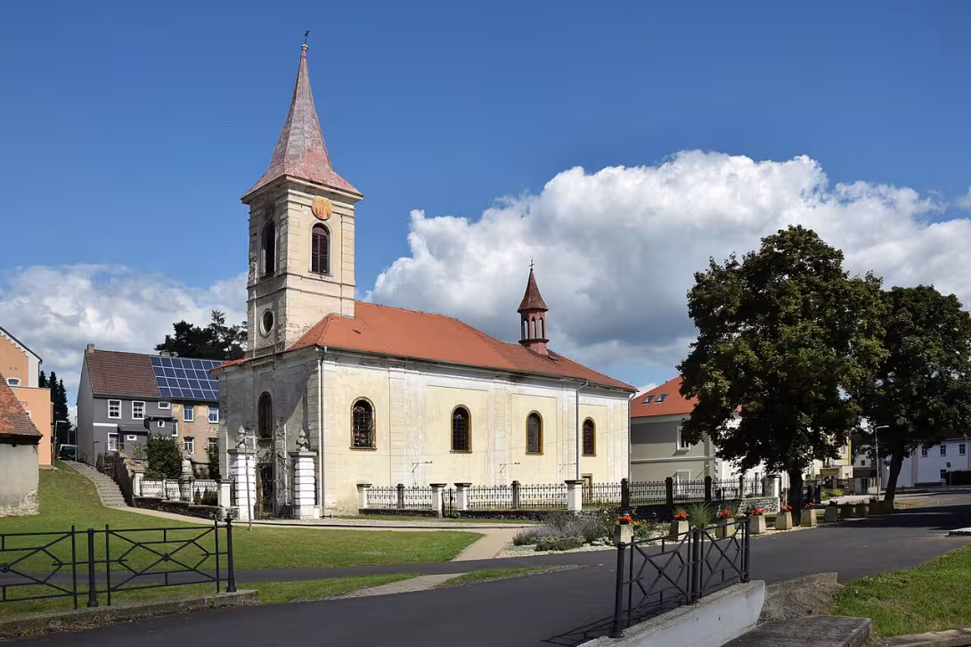 Dnešný pohľad – Kostel svatého Apolináře (Modlany)