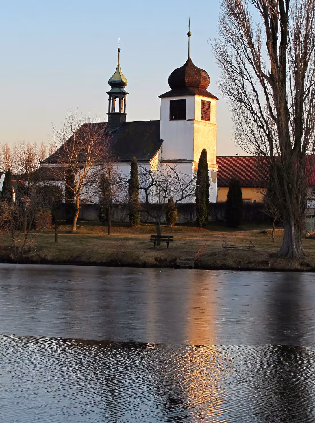 Dnešní pohled – Kostel svatého Jana Evangelisty (Dlouhá Lhota)
