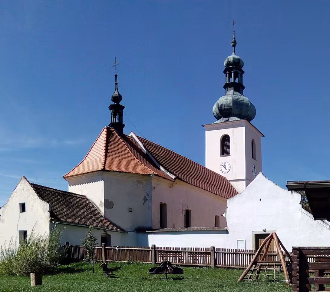 Dnešní pohled – Kostel svatého Jana Nepomuckého s farou