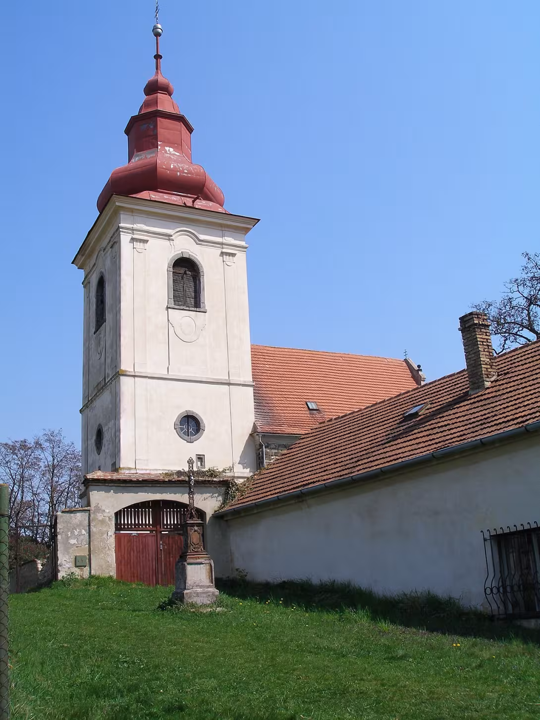 Dnešní pohled – Kostel svatého Petra a Pavla (Kostomlaty pod Řípem)