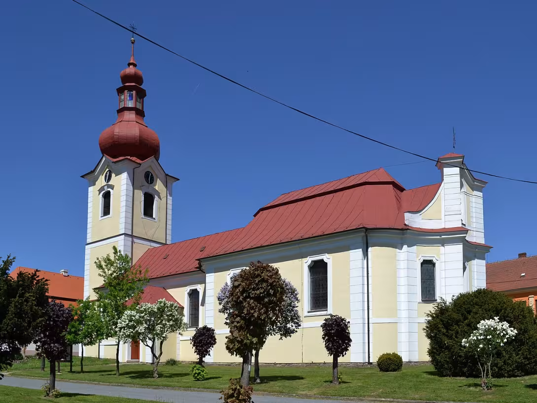 Dnešní pohled – Kostel svatého Petra a Pavla (Horní Bobrová)