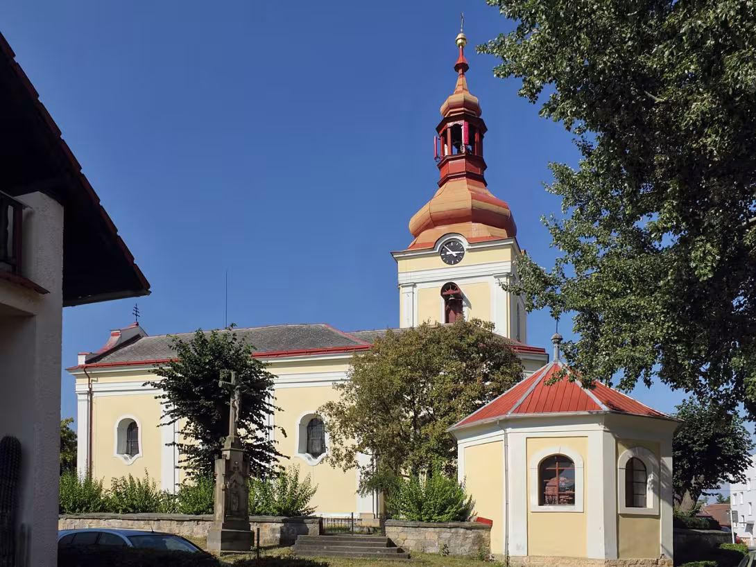 Dnešní pohled – Kostel svatého Petra a Pavla (Milovice u Hořic)