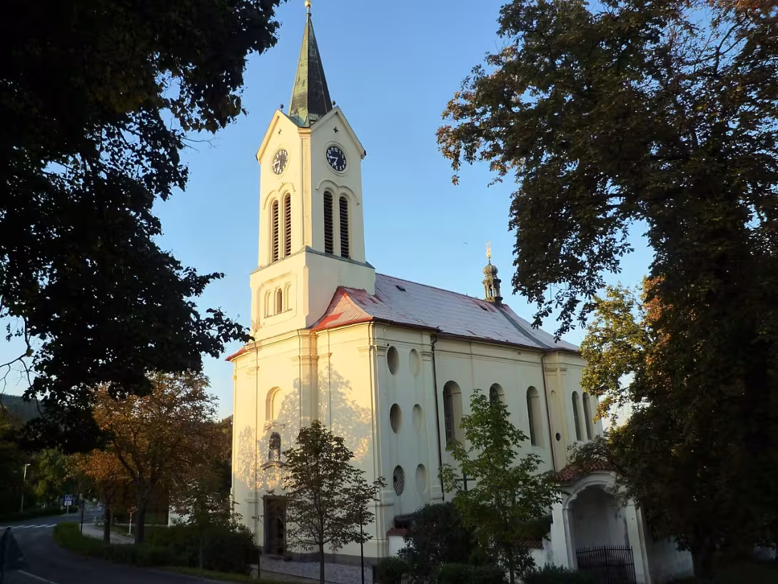 Dnešní pohled – Kostel svatého Václava (Mníšek pod Brdy)