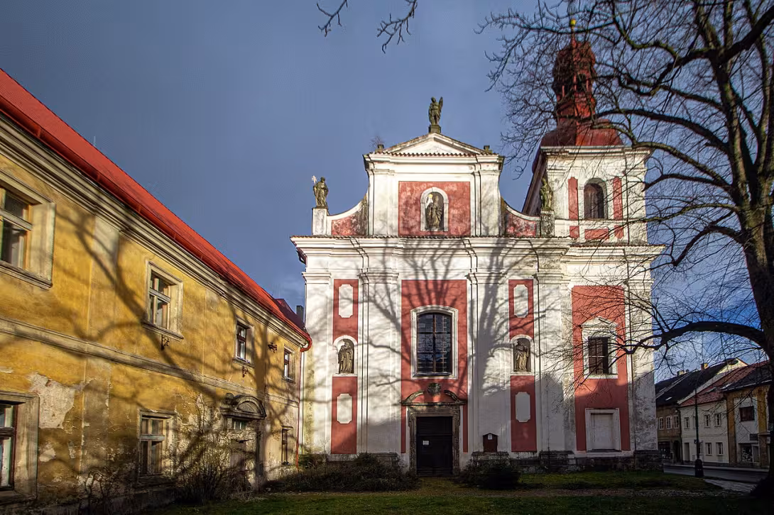 Dnešní pohled – Kostel svatého Václava v Bělé pod Bezdězem
