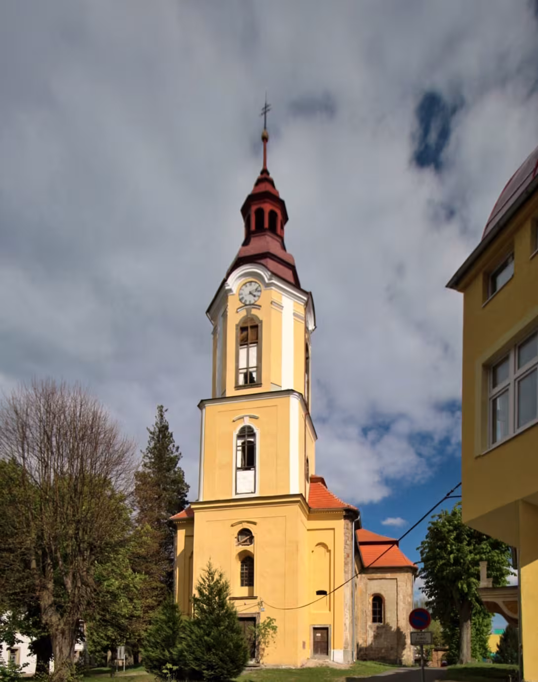 Dzisiejszy widok – Kostel svatého Zikmunda (Stráž pod Ralskem)