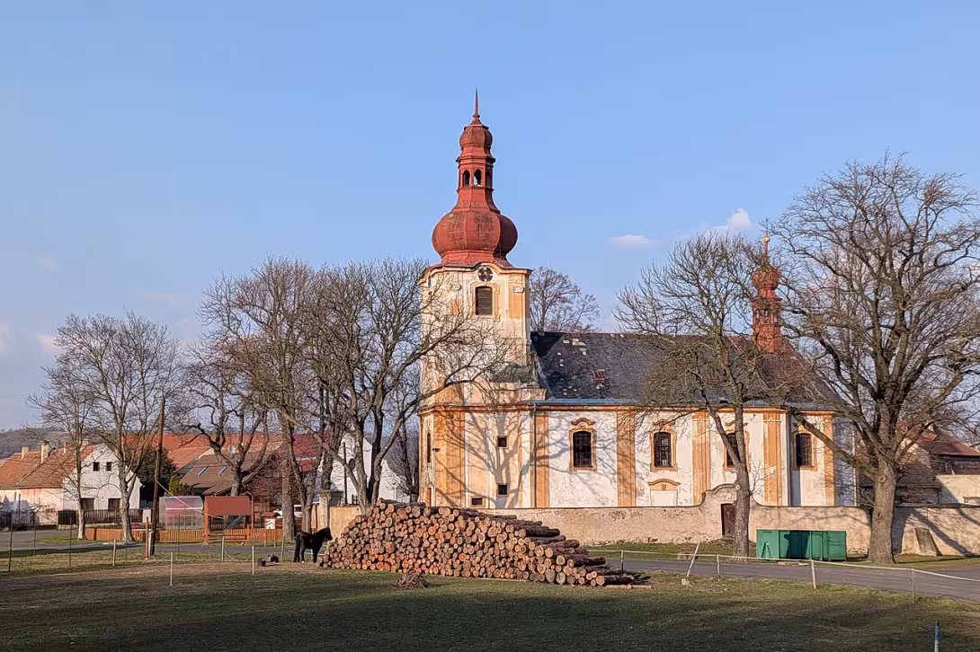 Dnešný pohľad – Kostel svatého Šimona a Judy (Břežany)