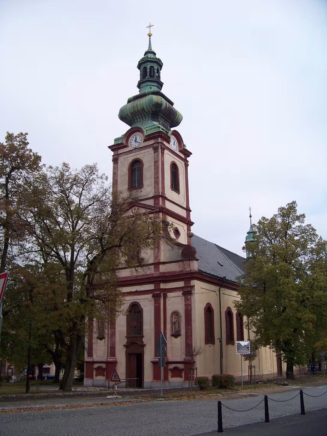 Dnešní pohled – Kostel svatých Andělů Strážných (Kostelec nad Černými lesy)