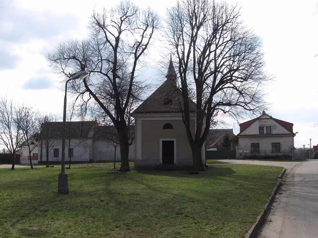 Dnešní pohled – kaple Nanebevzetí Panny Marie (Tři Dvory)