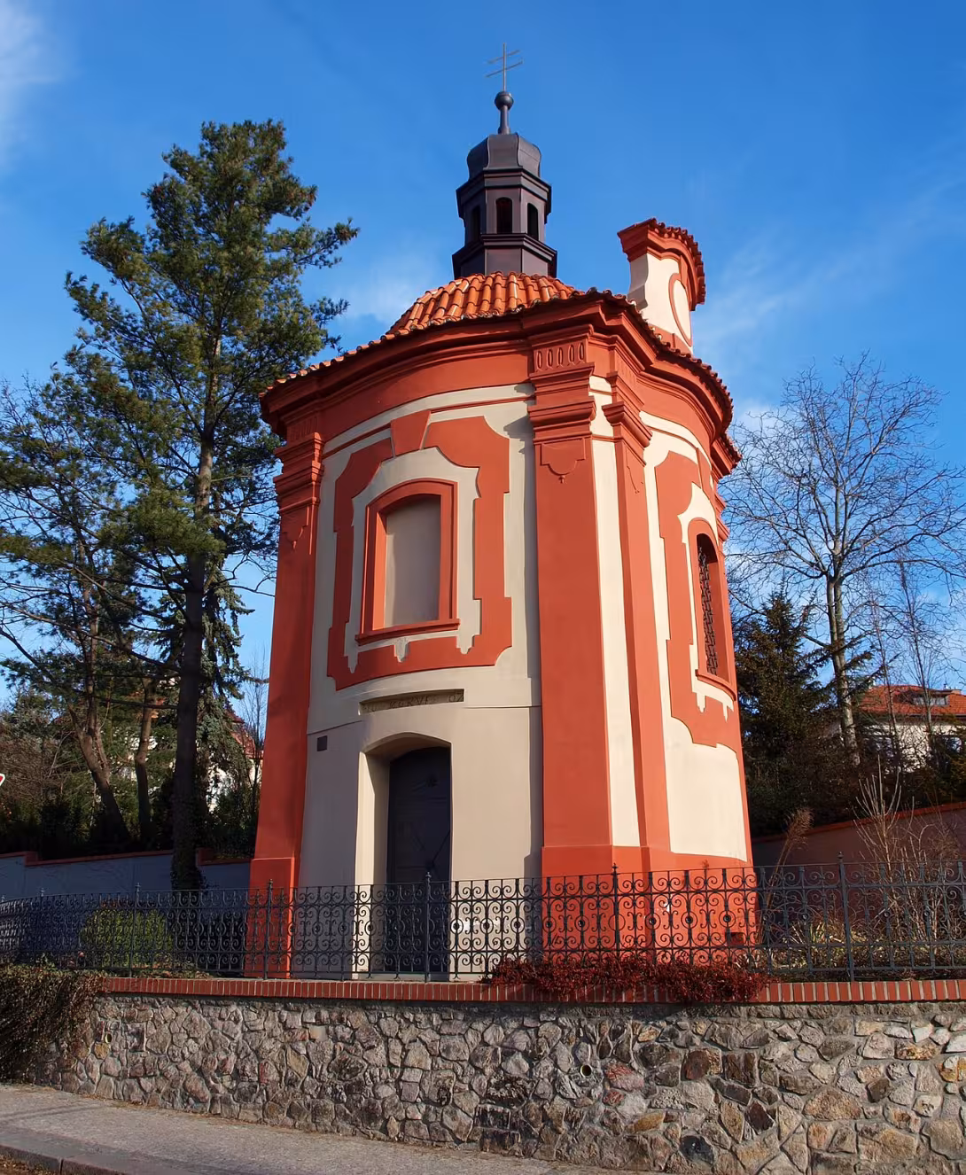 Dnešní pohled – kaple Nejsvětější Trojice (Smíchov)