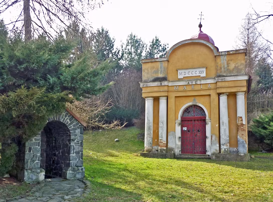 Dnešní pohled – kaple Panny Marie Pomocné (Kostomlaty pod Milešovkou)