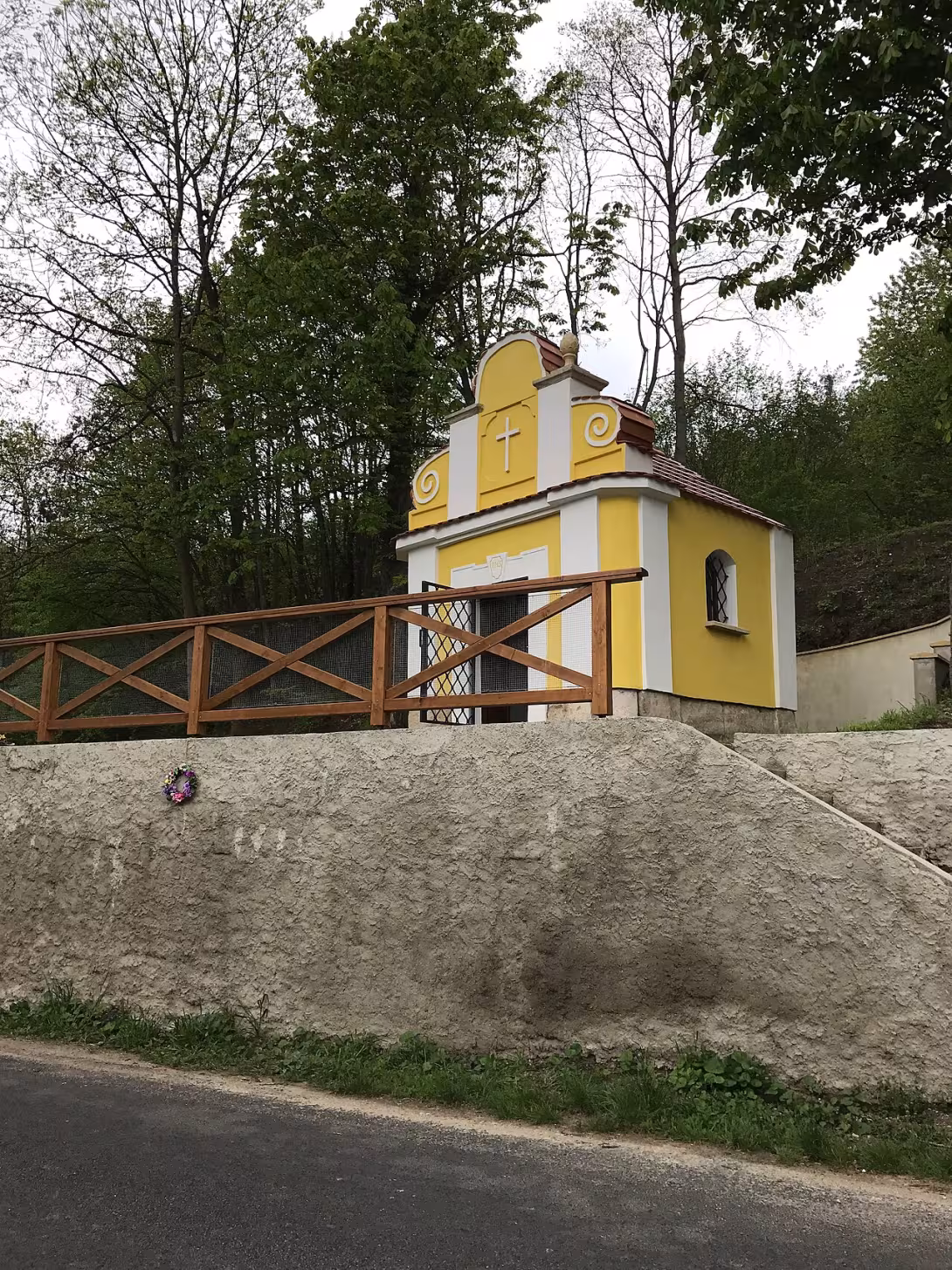 Dnešní pohled – kaple Panny Marie Prostřednice všech milostí ve Vědlicích