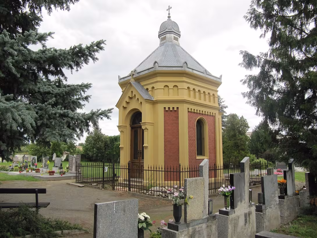 Dnešní pohled – kaple s hrobkou na hřbitově v Hrušovanech nad Jevišovkou