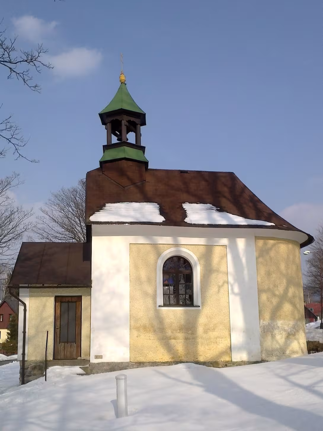 Dnešní pohled – kaple svaté Rodiny (Deštné v Orlických horách)