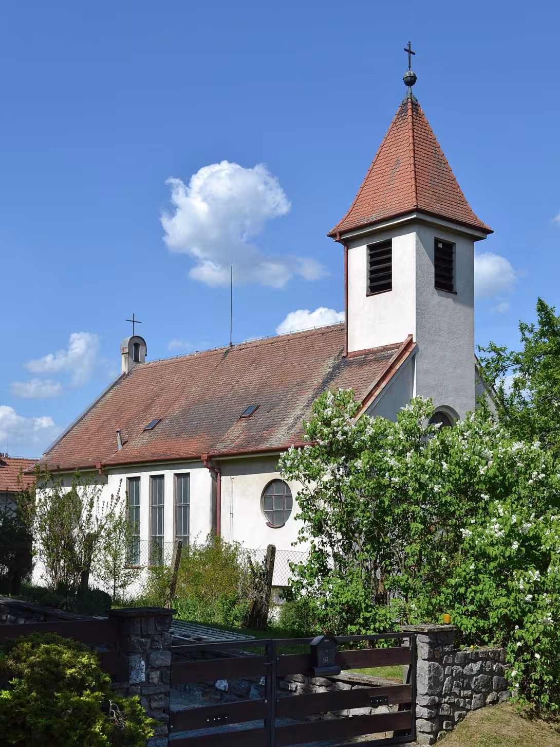 Dnešní pohled – kostel Božského srdce Páně (Olomučany)