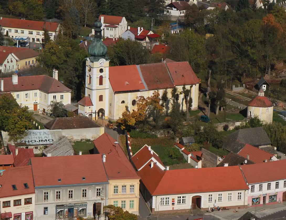 Dnešní pohled – kostel Nanebevzetí Panny Marie (Vranov nad Dyjí)