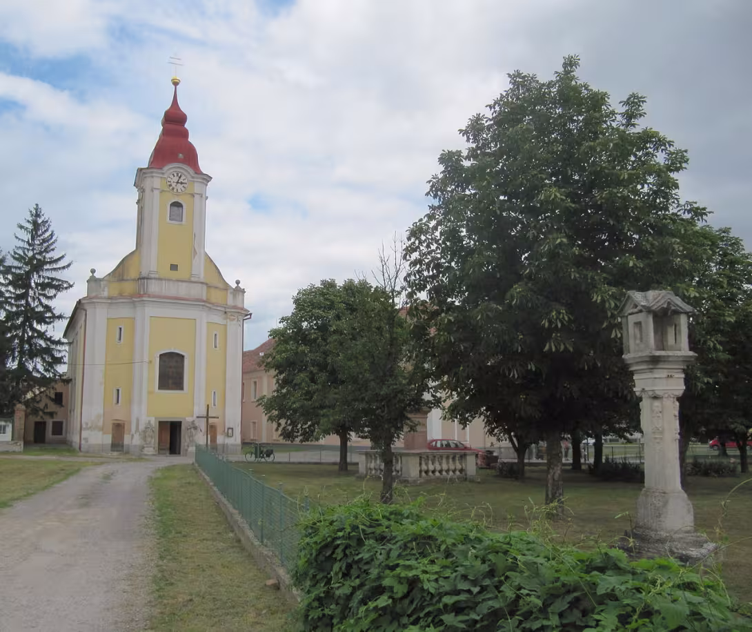 Dnešní pohled – kostel Nanebevzetí Panny Marie (Hevlín)