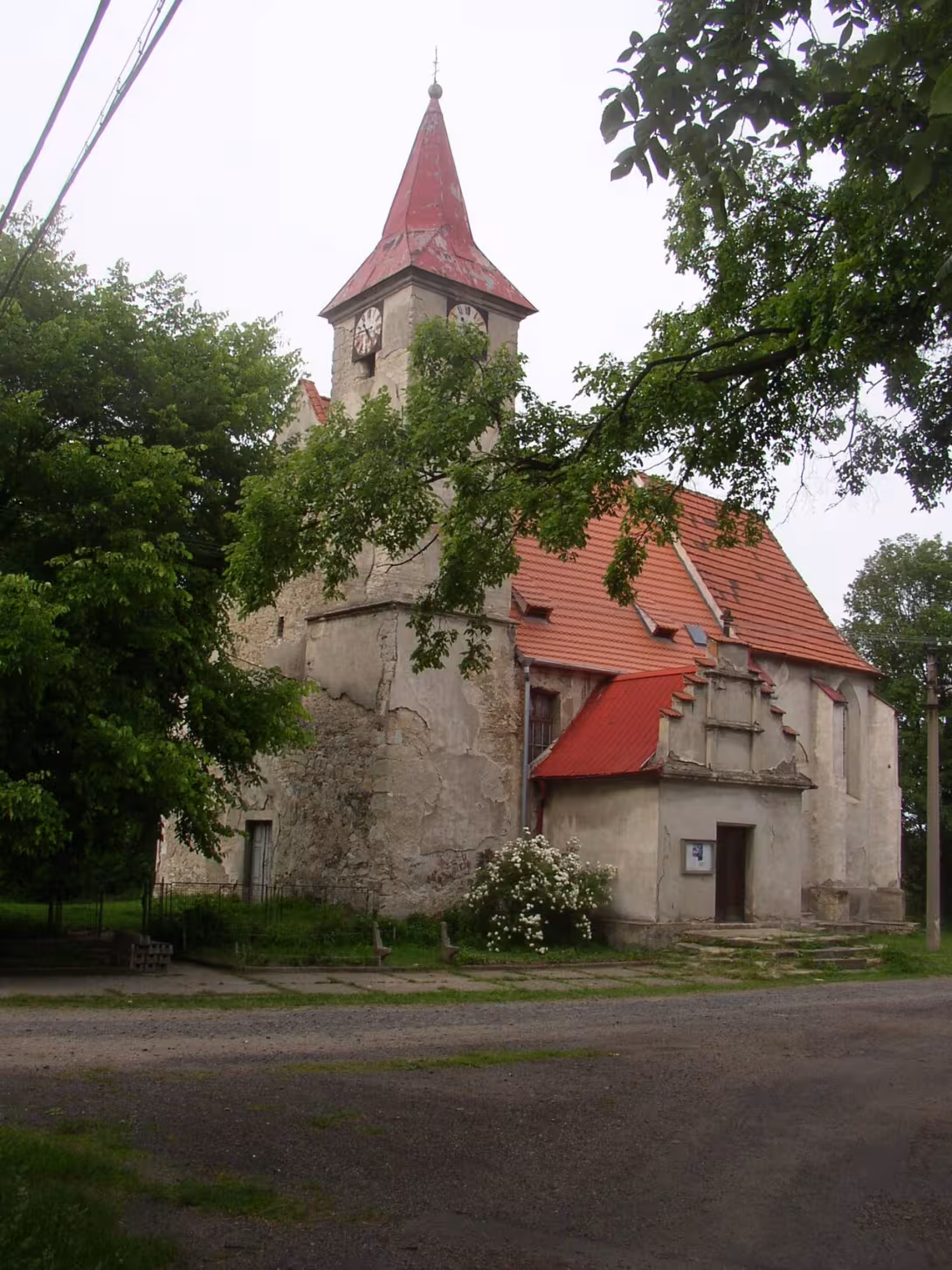 Dnešní pohled – kostel Nanebevzetí Panny Marie (Hostín u Vojkovic)