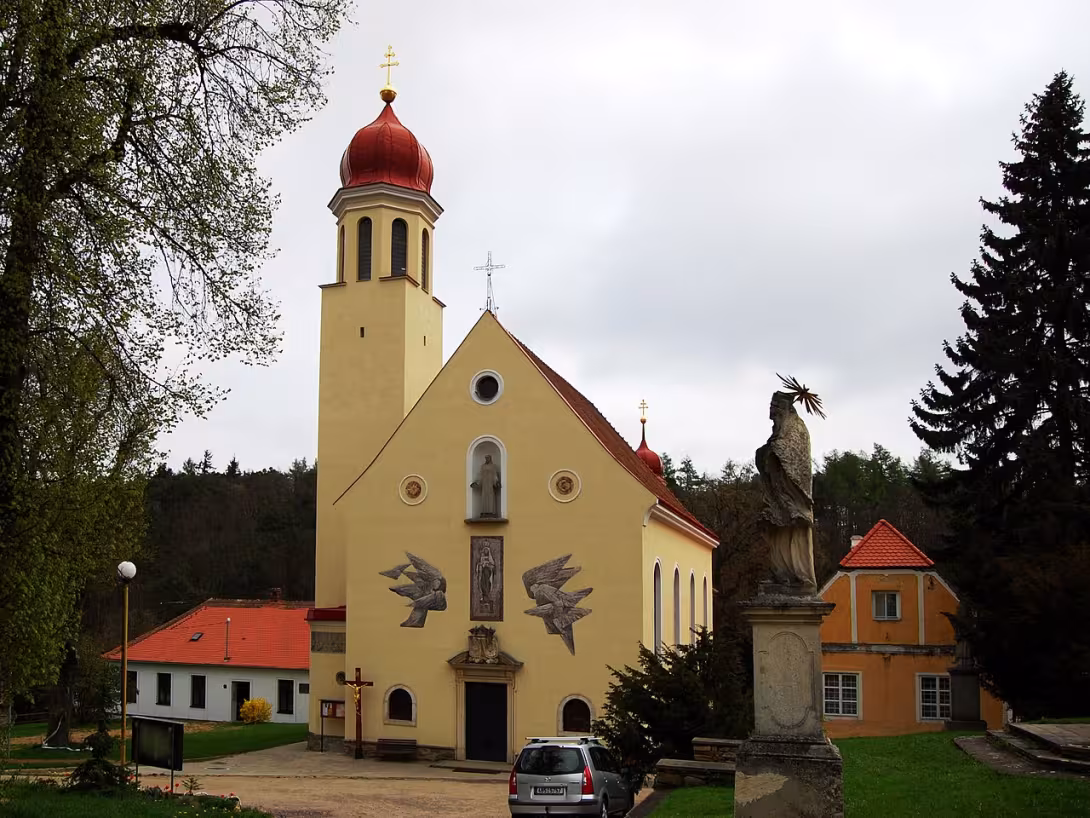 Dnešní pohled – kostel Navštívení Panny Marie (Hluboké Mašůvky)