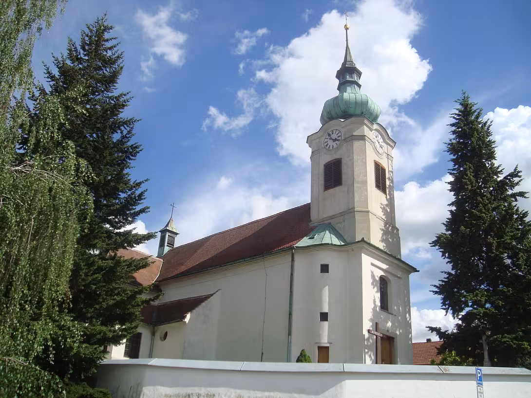 Dnešní pohled – kostel Nejsvětější Trojice (Střelice)