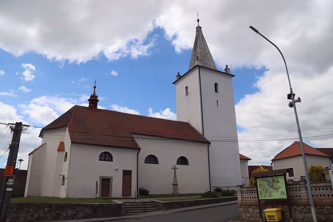 Dnešní pohled – kostel Povýšení svatého Kříže (Valeč)