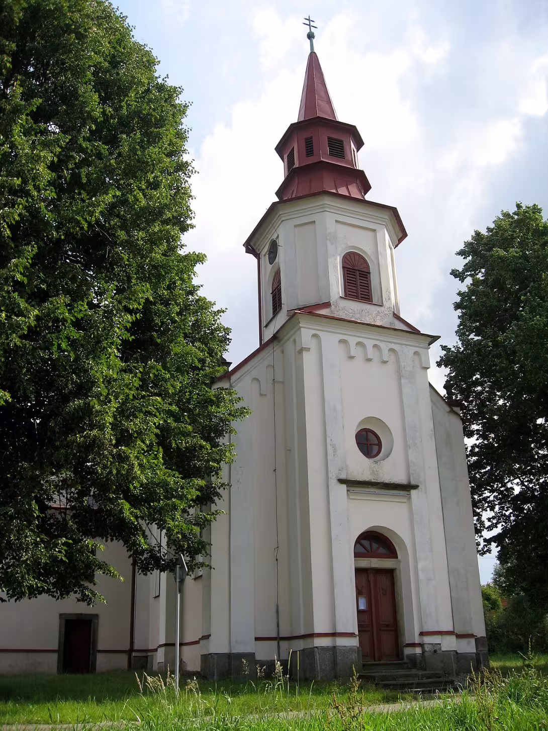 Dzisiejszy widok – kostel Povýšení svatého Kříže (Petrovice)