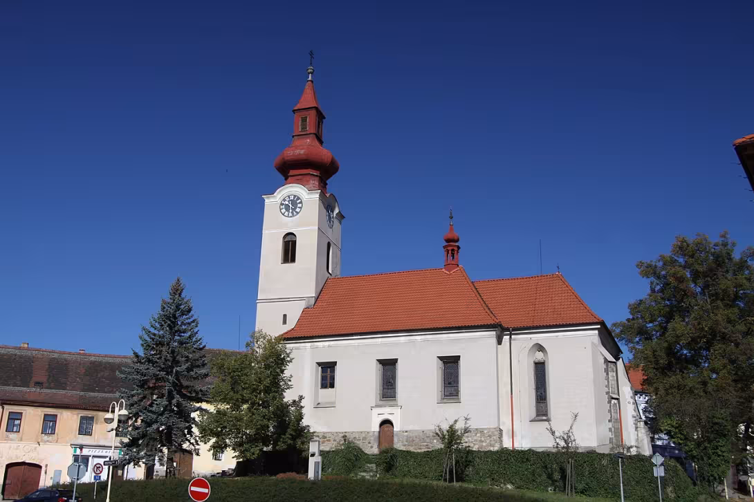 Dnešní pohled – kostel Povýšení svatého Kříže (Husinec)