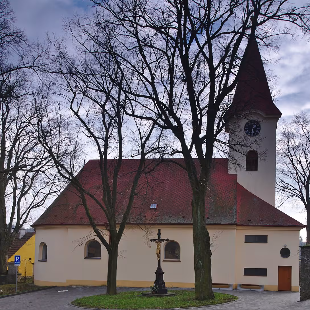 Dnešní pohled – kostel svaté Maří Magdalény (Ostrov u Macochy)