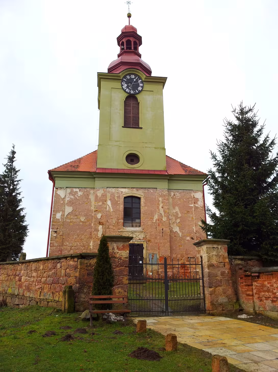 Dnešní pohled – kostel svaté Máří Magdaleny (Lužany)