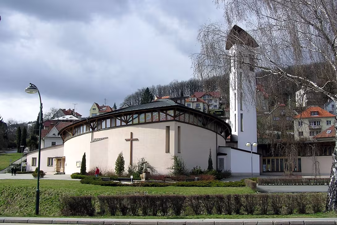 Dnešní pohled – kostel svaté Rodiny (Luhačovice)