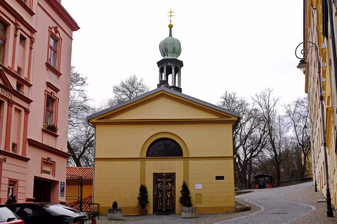 Dnešní pohled – kostel svatého Ondřeje s Mozartovými sady
