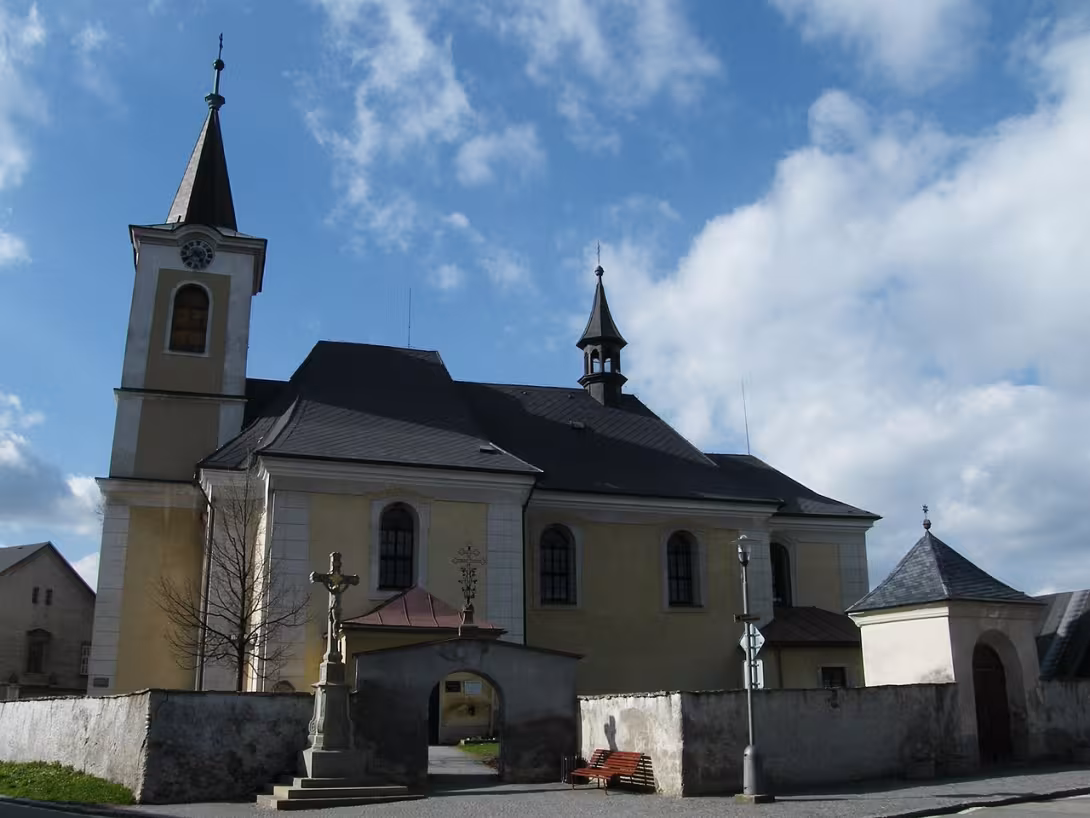 Dnešný pohľad – kostel svatého Petra a Pavla (Nový Hrádek)