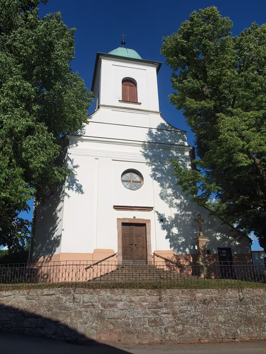 Dnešný pohľad – kostel svatého Petra a Pavla (Unín)